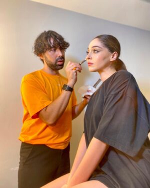 Cemre Baysel Instagram - @ibrahimselimlefox Bu gece 23.45 de @foxturkiye de ⭐️ 
İlk kez bir talk show konuğu olmanın mutluluğunu ve heyecanını taşıyorum.. @ibrahimselim hoş sohbetin ve nezaketin için çok teşekkür ederim 🤍 
Canım annem♥️ 
Canım dostlarım, küçük kız kardeşlerini yine yalnız bırakmadılar🥲  iyi ki varsınız♥️ 
Veee canım ekibim sizi çok seviyorum! 
Her zaman yan yana.. hep beraber !!