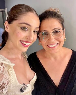 Cemre Baysel Instagram - @ibrahimselimlefox Bu gece 23.45 de @foxturkiye de ⭐️ 
İlk kez bir talk show konuğu olmanın mutluluğunu ve heyecanını taşıyorum.. @ibrahimselim hoş sohbetin ve nezaketin için çok teşekkür ederim 🤍 
Canım annem♥️ 
Canım dostlarım, küçük kız kardeşlerini yine yalnız bırakmadılar🥲  iyi ki varsınız♥️ 
Veee canım ekibim sizi çok seviyorum! 
Her zaman yan yana.. hep beraber !!