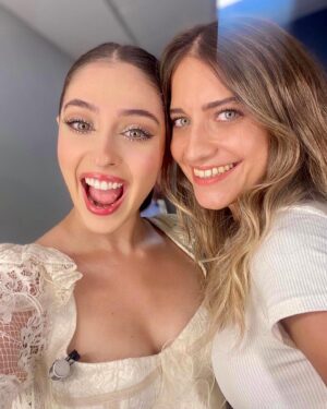 Cemre Baysel Instagram - @ibrahimselimlefox Bu gece 23.45 de @foxturkiye de ⭐️ 
İlk kez bir talk show konuğu olmanın mutluluğunu ve heyecanını taşıyorum.. @ibrahimselim hoş sohbetin ve nezaketin için çok teşekkür ederim 🤍 
Canım annem♥️ 
Canım dostlarım, küçük kız kardeşlerini yine yalnız bırakmadılar🥲  iyi ki varsınız♥️ 
Veee canım ekibim sizi çok seviyorum! 
Her zaman yan yana.. hep beraber !!