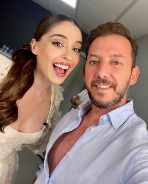 Cemre Baysel Instagram - @ibrahimselimlefox Bu gece 23.45 de @foxturkiye de ⭐️ 
İlk kez bir talk show konuğu olmanın mutluluğunu ve heyecanını taşıyorum.. @ibrahimselim hoş sohbetin ve nezaketin için çok teşekkür ederim 🤍 
Canım annem♥️ 
Canım dostlarım, küçük kız kardeşlerini yine yalnız bırakmadılar🥲  iyi ki varsınız♥️ 
Veee canım ekibim sizi çok seviyorum! 
Her zaman yan yana.. hep beraber !!
