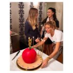 Şevval Sam Instagram - 🍎Veeee..inanması zor ama dün akşam “6.Sezon”a merhaba dedik. Emeği geçen herkese ve izleyicilerimize şimdiden çok teşekkür ediyoruz. 🍎
@yasakelmafox @foxturkiye @fatihaksoyresmi @civelekmelis @eda.ece @zeyzeynooo