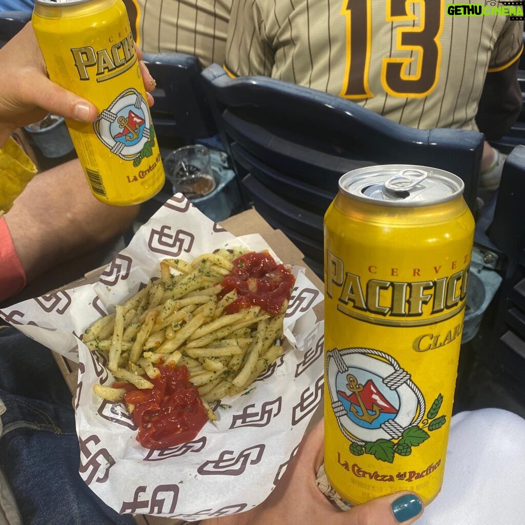 Bonnie Wright Instagram - Take me out to the ball game ⚾️ 🤎💛 let’s go Padres!!