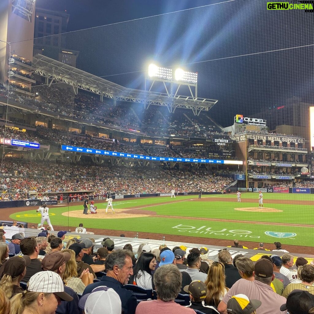 Bonnie Wright Instagram - Take me out to the ball game ⚾️ 🤎💛 let’s go Padres!!