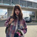 Milla Jovovich Instagram - Oui Oui Baguette! The Jovovich-Anderson Clan sans bébé have arrived in Paris pour fashion week! Well, actually @everanderson is the only one who’s actually doing fashion week stuff and the rest of us are just hangers on, mooching off our eldest✊😂🥳 Thanks Evs, @veesback @chrissbrenner and @miumiu for this amazing family trip!🥰🥰🥰