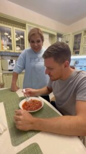 Marina Fedunkiv Instagram - Жду когда теперь присудят мне звезду от Мишлен 👩‍🍳 
Бекстейдж съемки повесила в ВК. Ссылка на страницу  в шапке профиля 

#федункив #маринафедункив #борщ #кулинар #мояженарулит #актриса #певица #камеди #прикол