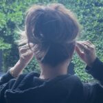 Leah Remini Instagram - Where I’m from, when a woman puts her hair up like this, she’s getting ready to fight. And that’s exactly what the people of Iran, especially women and girls, have been doing for the last 18 days. They are not only fighting for their freedom and their lives but also their country. I’m putting my hair up in solidarity with them to bring attention to their continued fight and to acknowledge that this is a marathon, not a sprint. We need to be in this fight with the people of Iran not just for a few tweets but for as long as it takes for them to gain freedom. And let’s not forget, this is about freedom in all respects, not just freedom from the compulsory hijab. 

I hope you will join me in continuing to bring attention to this fight. You can all do it from the comfort of your homes while the people of Iran risk it all. The Islamic Republic is hoping we'll get distracted, but we must let them know that the world is watching and that we stand with the people of Iran no matter how long it takes. 

#mahsaamini #zhinaamini #iran