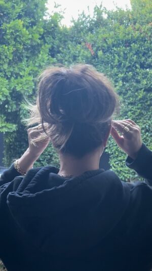 Leah Remini Instagram - Where I’m from, when a woman puts her hair up like this, she’s getting ready to fight. And that’s exactly what the people of Iran, especially women and girls, have been doing for the last 18 days. They are not only fighting for their freedom and their lives but also their country. I’m putting my hair up in solidarity with them to bring attention to their continued fight and to acknowledge that this is a marathon, not a sprint. We need to be in this fight with the people of Iran not just for a few tweets but for as long as it takes for them to gain freedom. And let’s not forget, this is about freedom in all respects, not just freedom from the compulsory hijab. 

I hope you will join me in continuing to bring attention to this fight. You can all do it from the comfort of your homes while the people of Iran risk it all. The Islamic Republic is hoping we'll get distracted, but we must let them know that the world is watching and that we stand with the people of Iran no matter how long it takes. 

#mahsaamini #zhinaamini #iran