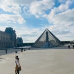 Suzu Hirose Instagram - Paris❤️

ルーブル美術館で行われた
LVのショーに行ってきました

念願！！嬉しい
LVの世界にこんなにも浸れるとは、、
幸せな体験でした

#louisvuitton #NicolasGhesquière