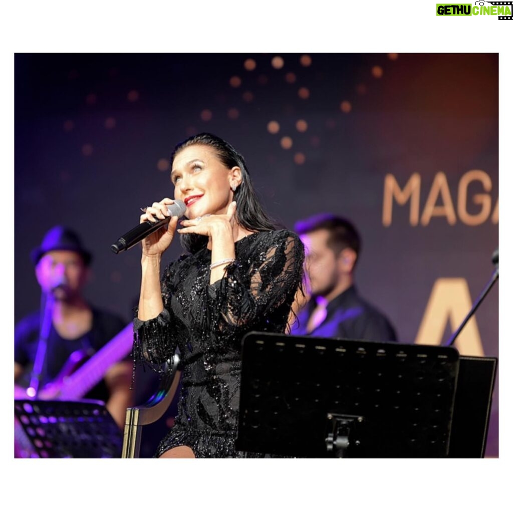 Şevval Sam Instagram - Magazin Gazetecileri Derneği’ne, “Karadeniz II” albümümüze, “En İyi Proje” ödülünü layık gördükleri için çok teşekkür ederiz. 🤩🎶🏆 
❤️⭐️⭐️⭐️⭐️⭐️⭐️⭐️⭐️❤️ @magazingazetecileri 
Fotoğraflar @cankarabulutofficial 
Elbise @tarikedizofficial 
Takılar @robertobravo 
Styling @816styling 
@sburcucam 
@mina.tanay