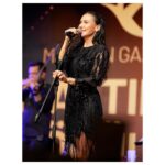 Şevval Sam Instagram - Magazin Gazetecileri Derneği’ne, “Karadeniz II” albümümüze, “En İyi Proje” ödülünü layık gördükleri için çok teşekkür ederiz. 🤩🎶🏆 
❤️⭐️⭐️⭐️⭐️⭐️⭐️⭐️⭐️❤️ @magazingazetecileri 
Fotoğraflar @cankarabulutofficial 
Elbise @tarikedizofficial 
Takılar @robertobravo 
Styling @816styling 
@sburcucam 
@mina.tanay