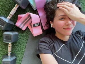 Julia Montes Instagram - Get up every morning and tell yourself “ I Can Do This” …

.
.
.
Morning session with @leandrocabrera__ 🌤🏋🏻‍♀️
thanks to ate @isabeloliprats  for introducing @fitnessmobil ❤️