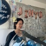 Song Ji-hyo Instagram - 만나면 늘 반갑고 반가운 
#글루타넥스 담당자님들..
예쁜 꽃 풍선 감사합니다아🎈🎈
이번 영상도 기대해 주세요오✌🏻