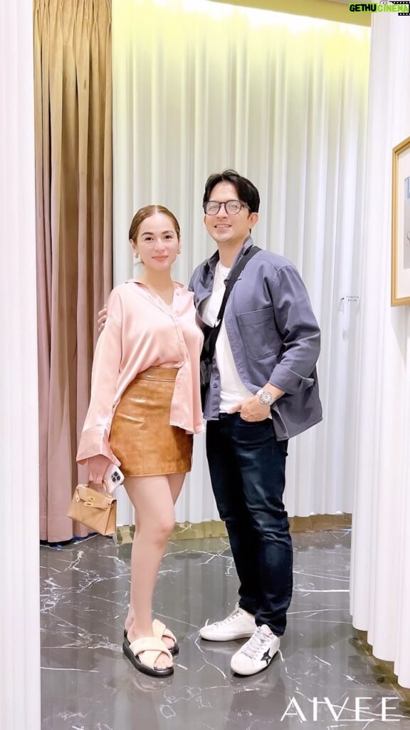 Jennylyn Mercado Instagram - #AiveeCoupleUpdate 🤍

#DennisTrillo and #JennylynMercado visited @theaiveeclinic VERTIS for their #AiveeDay! It’s time to maintain their radiant and youthful skin by having these Aivee treatments:

On @mercadojenny : 
She picked the Aivee Jet Infusion and Aivee Shinning Bright for her face

✅ AIVEE JET INFUSION is a relaxing treatment that deeply penetrates moisture into the skin, leaving it with a healthy and dewy glow. 

✅ AIVEE SHINNING BRIGHT is a non-invasive laser treatment that uses a dual yellow light laser that helps improve uneven skin tone and instantly brightens the skin. 

On @dennistrillo : 
Before he goes back to his taping, he had Aivee Protege, Aivee Piqo and Aivee Emsculpt. 

✅ AIVEE PROTEGE is an effective skin-tightening treatment that stimulates new collagen production and targets sagging skin for firmer and well-contoured skin. 

✅ AIVEE PIQO evens out the skin tone and can also be done on the face, neck, elbows, and knees to help address unwanted pigmentations.

✅ AIVEE EMSCULPT NEO is a muscle-toning treatment that effectively eliminates unwanted fat deposits in the tummy area for firmer and more toned abs.

#theaiveeclinic #aiveeclinic #jennylynmercado #dennistrillo #aiveejetinfusion #aiveeshiningbright #aiveeprotege #aiveeemsculpt #aiveeleague #aiveelove #aiveeday #aiveedate #aiveecouple