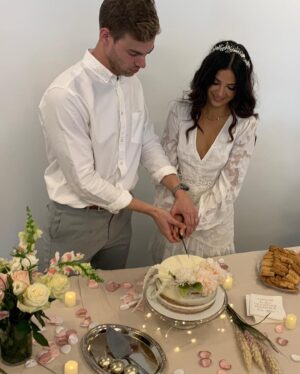 Sheryl Rubio Instagram - No puedo creer que han pasado dos años de esto… para los que no saben, Luke y yo nos casamos el 24 de octubre del 2020. A pesar de que un año después hiciéramos la boda que queríamos, con todos nuestros familiares y amigos, he de decir que esta boda fue mágica y especial. Fue pequeña, íntima y sorpresa. Yo no sabía cómo sería, mi ahora hermana @s0shaps y ahora mamá @lori_spiegel_shapiro nos sorprendieron con la celebración más linda del mundo ❤️ llena de flores y muchos detalles especiales que llevo en mi corazón. Tuvimos que transmitir la boda en zoom e invitamos a toda la gente que no pudo venir por obvias razones… y es que estoy tan agradecida de que ahora mi familia se expandió con gente tan maravillosa, que admiro y la verdad es que estoy tan rodeada de amor y apoyo que no tengo palabras para explicar cómo me siento. Conseguí al amor de mi vida, conseguí a mi mejor amigo, a él que tanto quería para mis hijos y mi futuro compañero de vida hasta que lleguemos a viejitos muy viejitos. Gracias mi amor por traerme a tu vida, mi amor siempre supo desde el primer momento que yo sería la mujer de su vida y con la que estaría para siempre y mira, no te equivocaste. Llenaste mi vida de tantas bendiciones y si se devolviera el tiempo de elegiría una y mil veces más. TE AMO MUCHÍSIMO @shapswade felices dos años, gracias por hacerme la mujer que soy hoy y por convertirme en esta versión de mi tan maravillosa que estuvo ahí adentro escondida y ahora salió de ese caparazón.