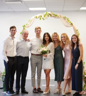 Sheryl Rubio Instagram - No puedo creer que han pasado dos años de esto… para los que no saben, Luke y yo nos casamos el 24 de octubre del 2020. A pesar de que un año después hiciéramos la boda que queríamos, con todos nuestros familiares y amigos, he de decir que esta boda fue mágica y especial. Fue pequeña, íntima y sorpresa. Yo no sabía cómo sería, mi ahora hermana @s0shaps y ahora mamá @lori_spiegel_shapiro nos sorprendieron con la celebración más linda del mundo ❤️ llena de flores y muchos detalles especiales que llevo en mi corazón. Tuvimos que transmitir la boda en zoom e invitamos a toda la gente que no pudo venir por obvias razones… y es que estoy tan agradecida de que ahora mi familia se expandió con gente tan maravillosa, que admiro y la verdad es que estoy tan rodeada de amor y apoyo que no tengo palabras para explicar cómo me siento. Conseguí al amor de mi vida, conseguí a mi mejor amigo, a él que tanto quería para mis hijos y mi futuro compañero de vida hasta que lleguemos a viejitos muy viejitos. Gracias mi amor por traerme a tu vida, mi amor siempre supo desde el primer momento que yo sería la mujer de su vida y con la que estaría para siempre y mira, no te equivocaste. Llenaste mi vida de tantas bendiciones y si se devolviera el tiempo de elegiría una y mil veces más. TE AMO MUCHÍSIMO @shapswade felices dos años, gracias por hacerme la mujer que soy hoy y por convertirme en esta versión de mi tan maravillosa que estuvo ahí adentro escondida y ahora salió de ese caparazón.