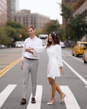 Sheryl Rubio Instagram - No puedo creer que han pasado dos años de esto… para los que no saben, Luke y yo nos casamos el 24 de octubre del 2020. A pesar de que un año después hiciéramos la boda que queríamos, con todos nuestros familiares y amigos, he de decir que esta boda fue mágica y especial. Fue pequeña, íntima y sorpresa. Yo no sabía cómo sería, mi ahora hermana @s0shaps y ahora mamá @lori_spiegel_shapiro nos sorprendieron con la celebración más linda del mundo ❤️ llena de flores y muchos detalles especiales que llevo en mi corazón. Tuvimos que transmitir la boda en zoom e invitamos a toda la gente que no pudo venir por obvias razones… y es que estoy tan agradecida de que ahora mi familia se expandió con gente tan maravillosa, que admiro y la verdad es que estoy tan rodeada de amor y apoyo que no tengo palabras para explicar cómo me siento. Conseguí al amor de mi vida, conseguí a mi mejor amigo, a él que tanto quería para mis hijos y mi futuro compañero de vida hasta que lleguemos a viejitos muy viejitos. Gracias mi amor por traerme a tu vida, mi amor siempre supo desde el primer momento que yo sería la mujer de su vida y con la que estaría para siempre y mira, no te equivocaste. Llenaste mi vida de tantas bendiciones y si se devolviera el tiempo de elegiría una y mil veces más. TE AMO MUCHÍSIMO @shapswade felices dos años, gracias por hacerme la mujer que soy hoy y por convertirme en esta versión de mi tan maravillosa que estuvo ahí adentro escondida y ahora salió de ese caparazón.