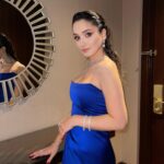 Gökçe Akyıldız Instagram - Canım @yukselozgur beni bu akşam prenses gibi hissettirdi🤍
Takılarım @robertobravo.tr 
Elbisem @sudietuzofficial 💫