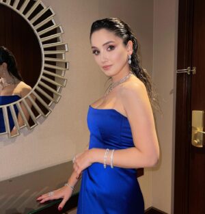 Gökçe Akyıldız Instagram - Canım @yukselozgur beni bu akşam prenses gibi hissettirdi🤍
Takılarım @robertobravo.tr 
Elbisem @sudietuzofficial 💫