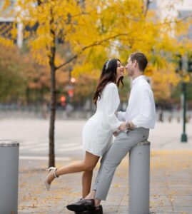 Sheryl Rubio Instagram - No puedo creer que han pasado dos años de esto… para los que no saben, Luke y yo nos casamos el 24 de octubre del 2020. A pesar de que un año después hiciéramos la boda que queríamos, con todos nuestros familiares y amigos, he de decir que esta boda fue mágica y especial. Fue pequeña, íntima y sorpresa. Yo no sabía cómo sería, mi ahora hermana @s0shaps y ahora mamá @lori_spiegel_shapiro nos sorprendieron con la celebración más linda del mundo ❤️ llena de flores y muchos detalles especiales que llevo en mi corazón. Tuvimos que transmitir la boda en zoom e invitamos a toda la gente que no pudo venir por obvias razones… y es que estoy tan agradecida de que ahora mi familia se expandió con gente tan maravillosa, que admiro y la verdad es que estoy tan rodeada de amor y apoyo que no tengo palabras para explicar cómo me siento. Conseguí al amor de mi vida, conseguí a mi mejor amigo, a él que tanto quería para mis hijos y mi futuro compañero de vida hasta que lleguemos a viejitos muy viejitos. Gracias mi amor por traerme a tu vida, mi amor siempre supo desde el primer momento que yo sería la mujer de su vida y con la que estaría para siempre y mira, no te equivocaste. Llenaste mi vida de tantas bendiciones y si se devolviera el tiempo de elegiría una y mil veces más. TE AMO MUCHÍSIMO @shapswade felices dos años, gracias por hacerme la mujer que soy hoy y por convertirme en esta versión de mi tan maravillosa que estuvo ahí adentro escondida y ahora salió de ese caparazón.