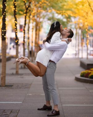 Sheryl Rubio Instagram - No puedo creer que han pasado dos años de esto… para los que no saben, Luke y yo nos casamos el 24 de octubre del 2020. A pesar de que un año después hiciéramos la boda que queríamos, con todos nuestros familiares y amigos, he de decir que esta boda fue mágica y especial. Fue pequeña, íntima y sorpresa. Yo no sabía cómo sería, mi ahora hermana @s0shaps y ahora mamá @lori_spiegel_shapiro nos sorprendieron con la celebración más linda del mundo ❤️ llena de flores y muchos detalles especiales que llevo en mi corazón. Tuvimos que transmitir la boda en zoom e invitamos a toda la gente que no pudo venir por obvias razones… y es que estoy tan agradecida de que ahora mi familia se expandió con gente tan maravillosa, que admiro y la verdad es que estoy tan rodeada de amor y apoyo que no tengo palabras para explicar cómo me siento. Conseguí al amor de mi vida, conseguí a mi mejor amigo, a él que tanto quería para mis hijos y mi futuro compañero de vida hasta que lleguemos a viejitos muy viejitos. Gracias mi amor por traerme a tu vida, mi amor siempre supo desde el primer momento que yo sería la mujer de su vida y con la que estaría para siempre y mira, no te equivocaste. Llenaste mi vida de tantas bendiciones y si se devolviera el tiempo de elegiría una y mil veces más. TE AMO MUCHÍSIMO @shapswade felices dos años, gracias por hacerme la mujer que soy hoy y por convertirme en esta versión de mi tan maravillosa que estuvo ahí adentro escondida y ahora salió de ese caparazón.