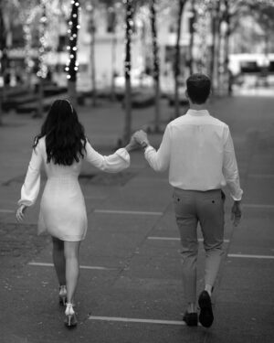 Sheryl Rubio Instagram - No puedo creer que han pasado dos años de esto… para los que no saben, Luke y yo nos casamos el 24 de octubre del 2020. A pesar de que un año después hiciéramos la boda que queríamos, con todos nuestros familiares y amigos, he de decir que esta boda fue mágica y especial. Fue pequeña, íntima y sorpresa. Yo no sabía cómo sería, mi ahora hermana @s0shaps y ahora mamá @lori_spiegel_shapiro nos sorprendieron con la celebración más linda del mundo ❤️ llena de flores y muchos detalles especiales que llevo en mi corazón. Tuvimos que transmitir la boda en zoom e invitamos a toda la gente que no pudo venir por obvias razones… y es que estoy tan agradecida de que ahora mi familia se expandió con gente tan maravillosa, que admiro y la verdad es que estoy tan rodeada de amor y apoyo que no tengo palabras para explicar cómo me siento. Conseguí al amor de mi vida, conseguí a mi mejor amigo, a él que tanto quería para mis hijos y mi futuro compañero de vida hasta que lleguemos a viejitos muy viejitos. Gracias mi amor por traerme a tu vida, mi amor siempre supo desde el primer momento que yo sería la mujer de su vida y con la que estaría para siempre y mira, no te equivocaste. Llenaste mi vida de tantas bendiciones y si se devolviera el tiempo de elegiría una y mil veces más. TE AMO MUCHÍSIMO @shapswade felices dos años, gracias por hacerme la mujer que soy hoy y por convertirme en esta versión de mi tan maravillosa que estuvo ahí adentro escondida y ahora salió de ese caparazón.