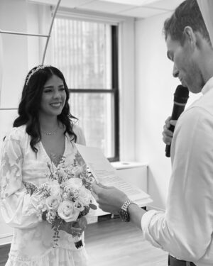 Sheryl Rubio Instagram - No puedo creer que han pasado dos años de esto… para los que no saben, Luke y yo nos casamos el 24 de octubre del 2020. A pesar de que un año después hiciéramos la boda que queríamos, con todos nuestros familiares y amigos, he de decir que esta boda fue mágica y especial. Fue pequeña, íntima y sorpresa. Yo no sabía cómo sería, mi ahora hermana @s0shaps y ahora mamá @lori_spiegel_shapiro nos sorprendieron con la celebración más linda del mundo ❤️ llena de flores y muchos detalles especiales que llevo en mi corazón. Tuvimos que transmitir la boda en zoom e invitamos a toda la gente que no pudo venir por obvias razones… y es que estoy tan agradecida de que ahora mi familia se expandió con gente tan maravillosa, que admiro y la verdad es que estoy tan rodeada de amor y apoyo que no tengo palabras para explicar cómo me siento. Conseguí al amor de mi vida, conseguí a mi mejor amigo, a él que tanto quería para mis hijos y mi futuro compañero de vida hasta que lleguemos a viejitos muy viejitos. Gracias mi amor por traerme a tu vida, mi amor siempre supo desde el primer momento que yo sería la mujer de su vida y con la que estaría para siempre y mira, no te equivocaste. Llenaste mi vida de tantas bendiciones y si se devolviera el tiempo de elegiría una y mil veces más. TE AMO MUCHÍSIMO @shapswade felices dos años, gracias por hacerme la mujer que soy hoy y por convertirme en esta versión de mi tan maravillosa que estuvo ahí adentro escondida y ahora salió de ese caparazón.