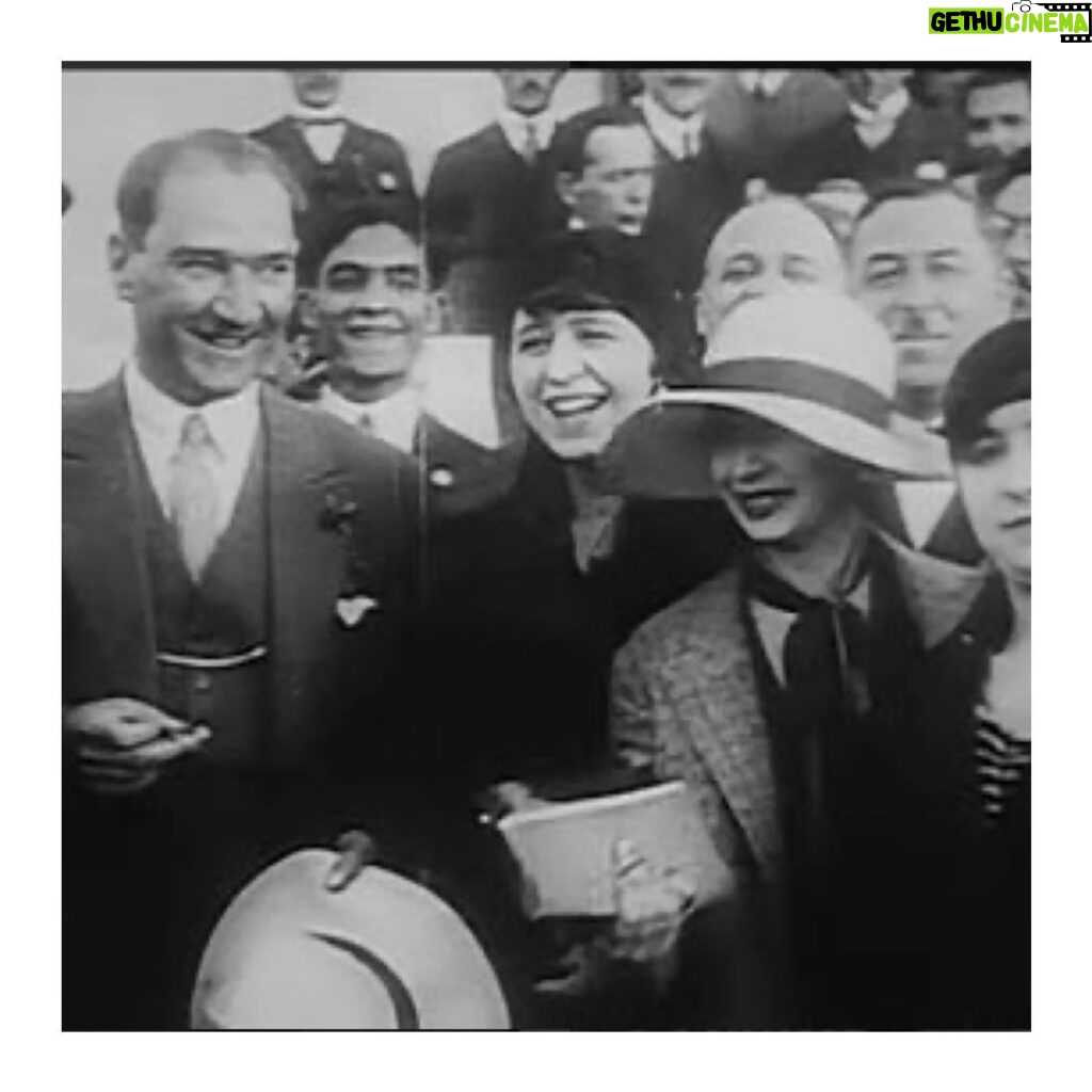 Şevval Sam Instagram - Dünyayı izliyorum..ve bir kez daha;
“Özgür, güçlü, bağımsız bir kadın olarak Mustafa Kemal Atatürk’e, tüm varlığımla sonsuza dek müteşekkir olacağımdan bir kez daha emin oluyorum.” #yaşasıncumhuriyet ❤️🤍❤️🤍❤️