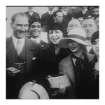 Şevval Sam Instagram – Dünyayı izliyorum..ve bir kez daha;
“Özgür, güçlü, bağımsız bir kadın olarak Mustafa Kemal Atatürk’e, tüm varlığımla sonsuza dek müteşekkir olacağımdan bir kez daha emin oluyorum.” #yaşasıncumhuriyet ❤️🤍❤️🤍❤️