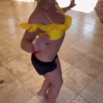 Marina Fedunkiv Instagram - @britneyspears милая, ну чего-то ты припозднилась с танцами своими. Мы с @dusya_star ещё задолго до тебя такое выдавали 🤷‍♀️

#федункив #маринафедункив #прикол #камеди #плетнева #певица #актриса #танцы #бритни #юмор #советскаяльвица