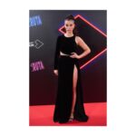 Claudia Salas Instagram - La noche de anoche fue…

Qué bonito poder compartir con la gente que quieres -que te eligen y eliges- un momento tan lleno de todas las cosas bonitas que se os ocurran en este momento.

Gracias @caballofilms @atresplayer por hacer esto posible.

Gracias @kuranda_agencia por caminar conmigo.

Gracias @cristina_salas_ por seguir siempre a mi lado. Por hacerlo todo fácil. Por estar.

Gracias @josejuan35 ya sabéis por qué.

Gracias a todos y cada uno del equipo/familia; ya no sé en qué se diferencian, de @larutaserie .

Tengo mucha suerte.

Pd: la ultima foto es la mejor. Se llama Rosa, es la persona que más honor hace a un nombre. Trajo consigo una foto de mi padre guardada en el bolsillo y gracias a eso, en ese teatro estuvimos todos.

Os quiero.

👗 @yolancris 
💄 @yslbeauty 
💍 @tousjewelry
