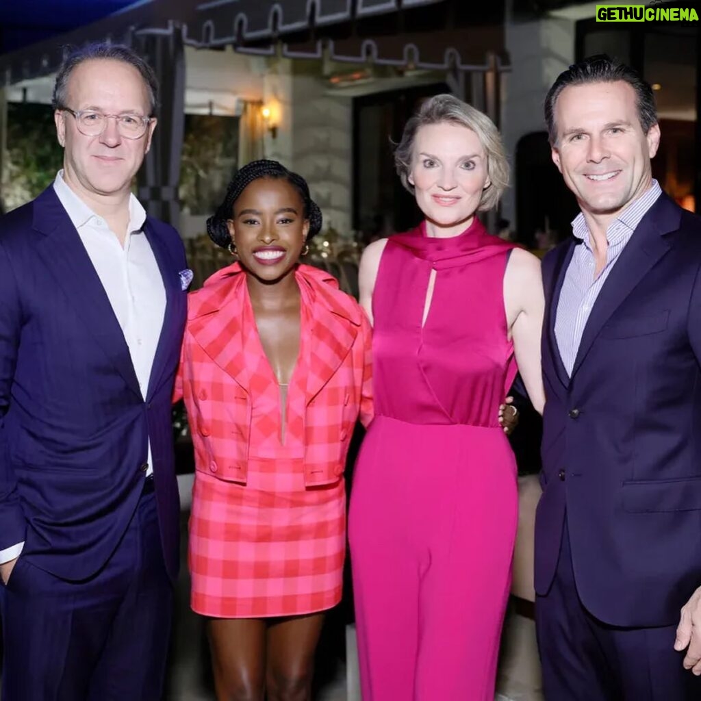 Amanda Gorman Instagram - Last week, I had the pleasure of joining the @esteelauderconpanies and @vitalvoices to celebrate the @esteelauder Emerging Leaders Fund, which supports women leaders through advocacy and mentorship. It was an incredibly special night, shared with so many inspiring and tenacious women who continue to do the work to advance women everywhere! We must continue to ask ourselves how we can use our power to empower others, not only to lead differently, but to lead better 💛

#EmergingLeadersFund