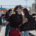 Claudia Salas Instagram - Sigo sin palabras después del estreno…

Ya están disponibles los dos primeros capítulos de @larutaserie en @atresplayer 

Cinco meses en los que un equipo precioso lleno de talento, que ha sido casa, familia y hogar, se ha dejado el alma para que esto, ahora ya vuestro, os llene también las vuestras. 

Toni y yo estamos muy felices.
Gracias por todo el amor y cariño que estamos recibiendo.
De corazón.

@caballofilms es un placer estar a vuestro lado. 
@kuranda_agencia 🤍
@laia_lluch en cada disparo haces magia magia.

🌹