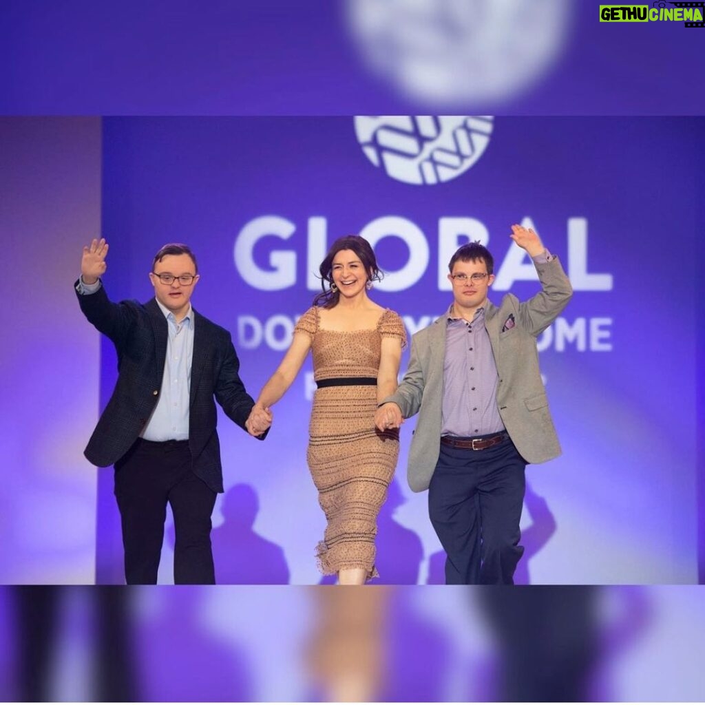 Caterina Scorsone Instagram - Absolutely magical night with all the incredible people at @globaldownsyndrome and so many friends from @greysabc LOVE my community so very, very much. @globaldownsyndrome @greysabc @alexisgfloyd @midoriglory @anthilll @genderless_gap_ad @niko_terho @realericdane  Hair Glam (who woke up very early to do our hair before the flight to Denver💕): @hairbyrenecortez