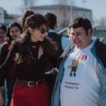 Claudia Salas Instagram - Sigo sin palabras después del estreno…

Ya están disponibles los dos primeros capítulos de @larutaserie en @atresplayer 

Cinco meses en los que un equipo precioso lleno de talento, que ha sido casa, familia y hogar, se ha dejado el alma para que esto, ahora ya vuestro, os llene también las vuestras. 

Toni y yo estamos muy felices.
Gracias por todo el amor y cariño que estamos recibiendo.
De corazón.

@caballofilms es un placer estar a vuestro lado. 
@kuranda_agencia 🤍
@laia_lluch en cada disparo haces magia magia.

🌹