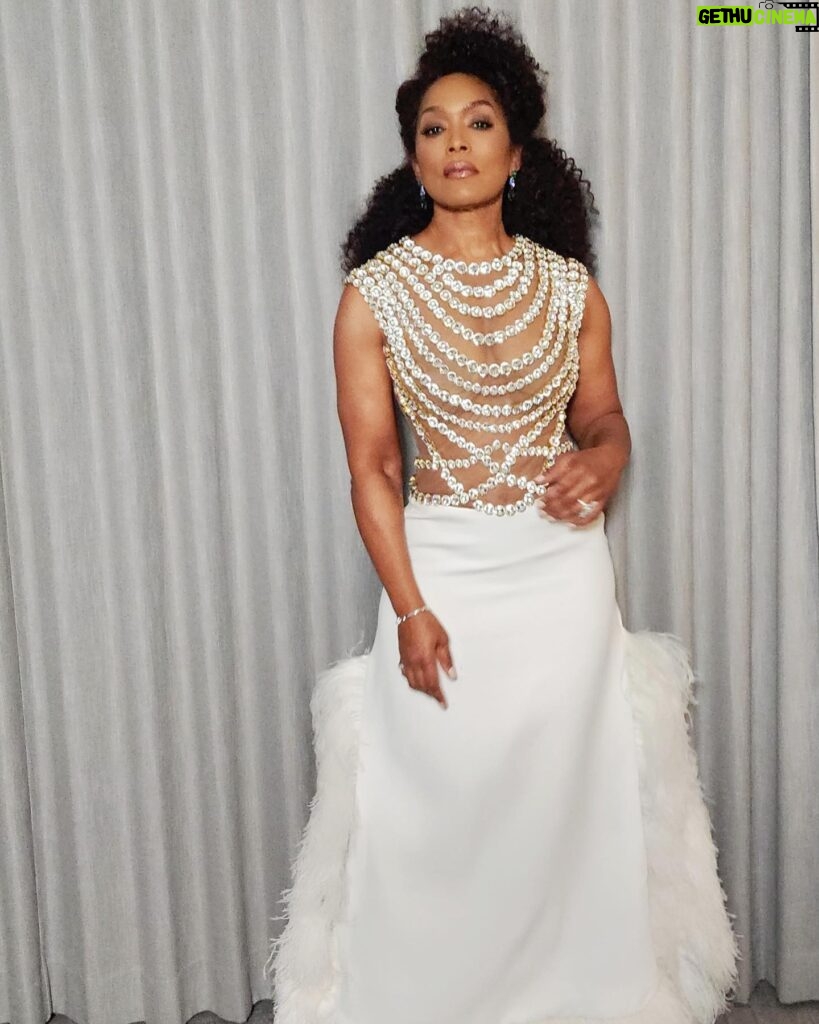 Angela Bassett Instagram - Hey Everybody you good? Let’s get into this #GovernorsAward glam 🤍

Stylist: @jlynnstyle18 
Hair: @hairjunkierandy 
Makeup/📷: @dandremichael 
Dress: @giambattistavalli 
Shoes: @sarahflint_nyc 
Jewelry: @cicada_jewelry @debeersofficial
Trainer: @getfitbyrob