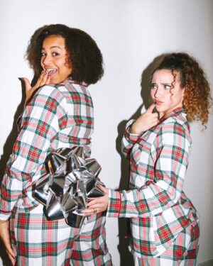 Sofie Dossi Instagram - Getting into the holiday spirit 🎁 What present do you want for the holidays?