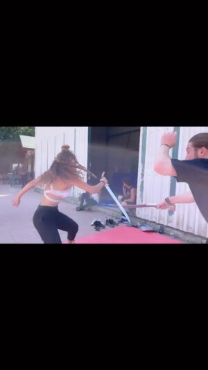 Ebru Şahin Instagram - Ekip olmak, takım olmak, bin bir türlü huyun,bin bir türlü hayalin tek bir amaç için yüreğini ortaya koyması, iyisinde kötüsünde birbirine destek olmak, emek vermek… Bu güzel kadroyu, bu güzel insanları bir arada bulabilme ve çalışabilme fırsatı bulmanın tarifi yok. Öğrendiğim ve hissettiğim, kazandığım ve kaybettiğim her şeye teşekkür ederim. Oyuncu arkadaşlarım, kamera arkası bütün ekip, bizimle inanan, bizimle yaşayan canım seyirci… Sizinle çalışmak, sizinle başarmak, sizlere Akkız’ı verebilmek en büyük ödülüm. Mutlu işlere, güzelliklere çıksın yolumuz. Kusurumuz olduysa affola, İyi ki varsınız, iyi ki vardınız. Sevgiler hepinize 🧡
__________________________________________________
Bir düş gördüm; gerçeğe yakın, geçmişten uzak. Kadim toprakların masallarını anlatır. Geleceğe göz kırpar, geçmişten alır. Bir düş gördüm; Türk ilindeki alp kadınlarla yiğitlerin el ele mücadelesini anlatır.

Hoşça kal Akkız’ım, 

“Yaşın uzak,yaratanın yüksek olsun.
Yolun açık,yaşamın mutlu olsun.
Önünde ay ışınlasın,arkanda güneş parıldasın.
Bitmemek üzere canlı,aşınmamak üzere yurtlu ol.
Dökülmemek üzere kanlı,bitmemek üzere yurtlu ol.”
#destanfinal