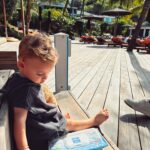 Stéphanie Durant Instagram - Les looks de Loann en vacances 🌴 Vous préférez quel look ? 💙 Look 1 avec ses petites baskets 🥹

En vacances, comme tous les jours, toujours avec les  lingettes de chez @mixafr 💙 On les  utilise depuis petit, pour son odeur incroyable et son côté rafraîchissant ! 🌞✨ #mixabebe #mixa