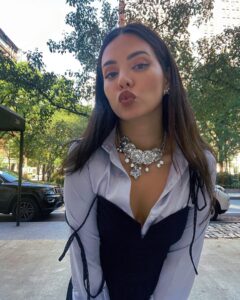 Sheryl Rubio Instagram - El día que me vestí como Merlina sin saber que me haría mega fan de la serie Wednesday. Estas fotos son de otoño de este año. Los que llevan tiempo siguiéndome por aquí ya saben cuánto amo vestirme de negro 24/7. Al fin salió una serie que va a poner de moda el color que tanto amo 🥹🖤