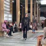 Nana Komatsu Instagram - @chanelofficial 
Metiers d'art 2022/23 in Dakar🇸🇳 

今回は西アフリカ・セネガルのダカールで
メティエダールコレクションが発表されました。
会場は旧司法宮。

今回感じた事は、ランウェイショーを単なるイベントとしてではなく、お互いの芸術面においてリスペクトをもち交流を経てまた新たに生み出されるエネルギーを肌で体感する事が出来ました‼︎
現地のダンサーさんとアーティストさん達がパワフルな踊りと歌を披露してくれて、会場の皆も今にも踊り出しそうな一体感。
コレクションは、今回かなりアフリカからインスパイアされたシルエット・柄・色合い・アクセサリーまで遊び心たっぷりでどれも気分なものばかり。

会場にいるお客様さんもみんな
個性的なファッションで見ていて楽しかったな。

無限のクリエイションと未来、今後のダカールとCHANELが楽しみになりました。
とっても良い旅でした🌹
Thank you @chanelofficial 

@chanelofficial 
#chanelmetiersdart