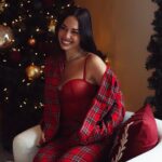 Stéphanie Durant Instagram - It’s THAT time of the year 🥹🎄

#Concours 🎄 @tezenisofficial x @toofacedlovesfrance : 
7 gagnants pour gagner la box spécial noël 🎅: 50€ de bons d’achats chez Tezenis , chaussettes de noël, coffret Too Faced avec palette 🧡

Pour participer : 
Suivre @tezenisofficial & @toofacedlovesfrance 
Taguer 2 amis 
Reporter en storie le concours et taguer @toofacedlovesfrance & @tezenisofficial 

Le concours se termine dimanche ✨#toofacedlovestezenis