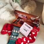 Stéphanie Durant Instagram - It’s THAT time of the year 🥹🎄

#Concours 🎄 @tezenisofficial x @toofacedlovesfrance : 
7 gagnants pour gagner la box spécial noël 🎅: 50€ de bons d’achats chez Tezenis , chaussettes de noël, coffret Too Faced avec palette 🧡

Pour participer : 
Suivre @tezenisofficial & @toofacedlovesfrance 
Taguer 2 amis 
Reporter en storie le concours et taguer @toofacedlovesfrance & @tezenisofficial 

Le concours se termine dimanche ✨#toofacedlovestezenis
