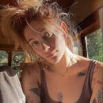 Paris Jackson Instagram - my my such a sweet thing
i wanna do everything
what a beautiful feeling
crimson and clover