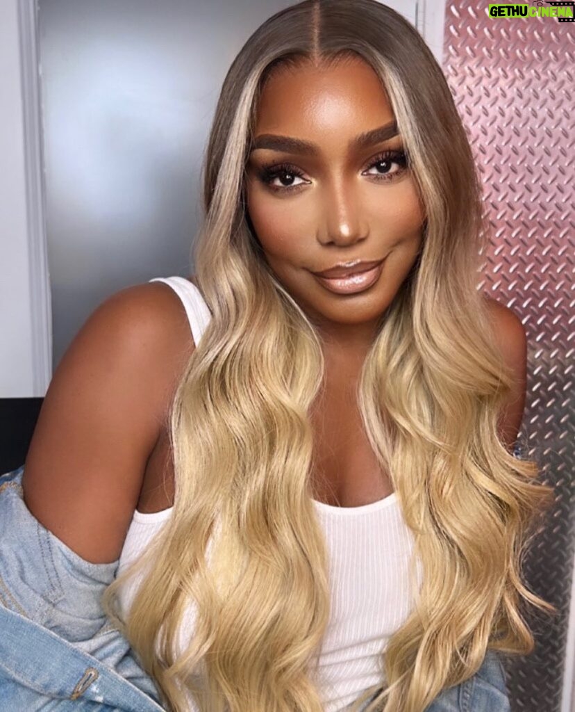 NeNe Leakes Instagram - One time for the Birthday chick 🎂

GRATEFUL to see another year
GRATEFUL for my family 
GRATEFUL for my loving village
GRATEFUL for endless love and support from all of you 

#sagittariusenergy