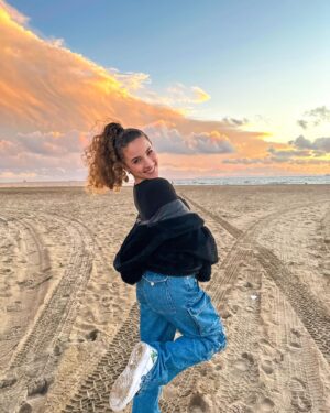 Sofie Dossi Instagram - whatcha doing today?🤍