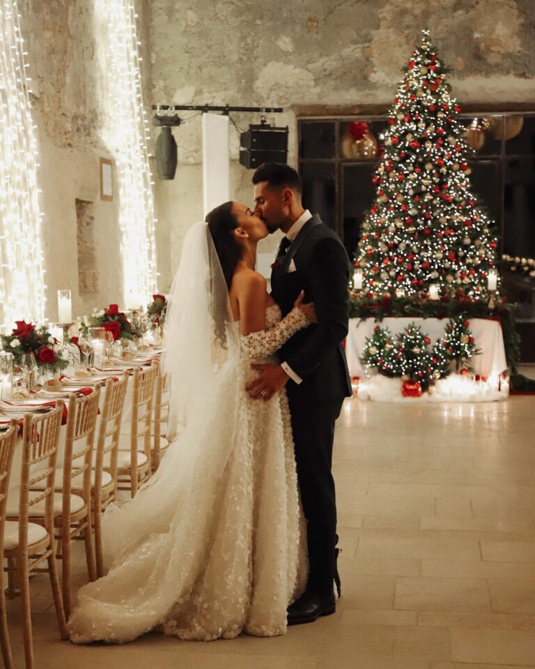 Stéphanie Durant Instagram - 17.12.2022 : OUI 💍 cette fois ci, devant Dieu, devant nos proches & notre fils 🤍 Notre mariage de Noël 🎄❤️