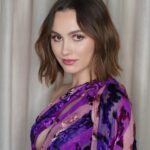 Maude Apatow Instagram - 💜🦄🍇💟🙋‍♀️