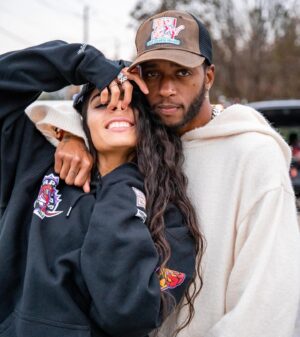 Jessie Reyez Instagram - A. If you want the algorithm to keep blessing both you, @6lack and I then drop a 😀 emoji ironically
Only ironically 
Videos officially out on YouTube 

B. :) thnx

C. I lovvvve getting interrupted in the middle of pull ups 

D. Hansen

E. Outdoor shoots are only fun with the right ppl 🖤

D. The right people