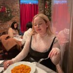 Nicola Coughlan Instagram - 🎄MiniHol NY 🍎 

Thank you @editionnewyork for having us in your comfy beds 
Thank you @aerlingus for getting us there in style
Thank you @suttonstracke for when I shouted at you “Jealous of what?!” You responded “your ugly leather shoes”❤️