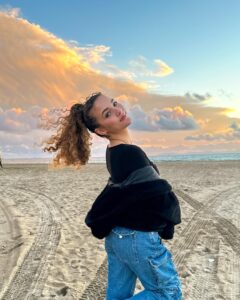 Sofie Dossi Instagram - whatcha doing today?🤍